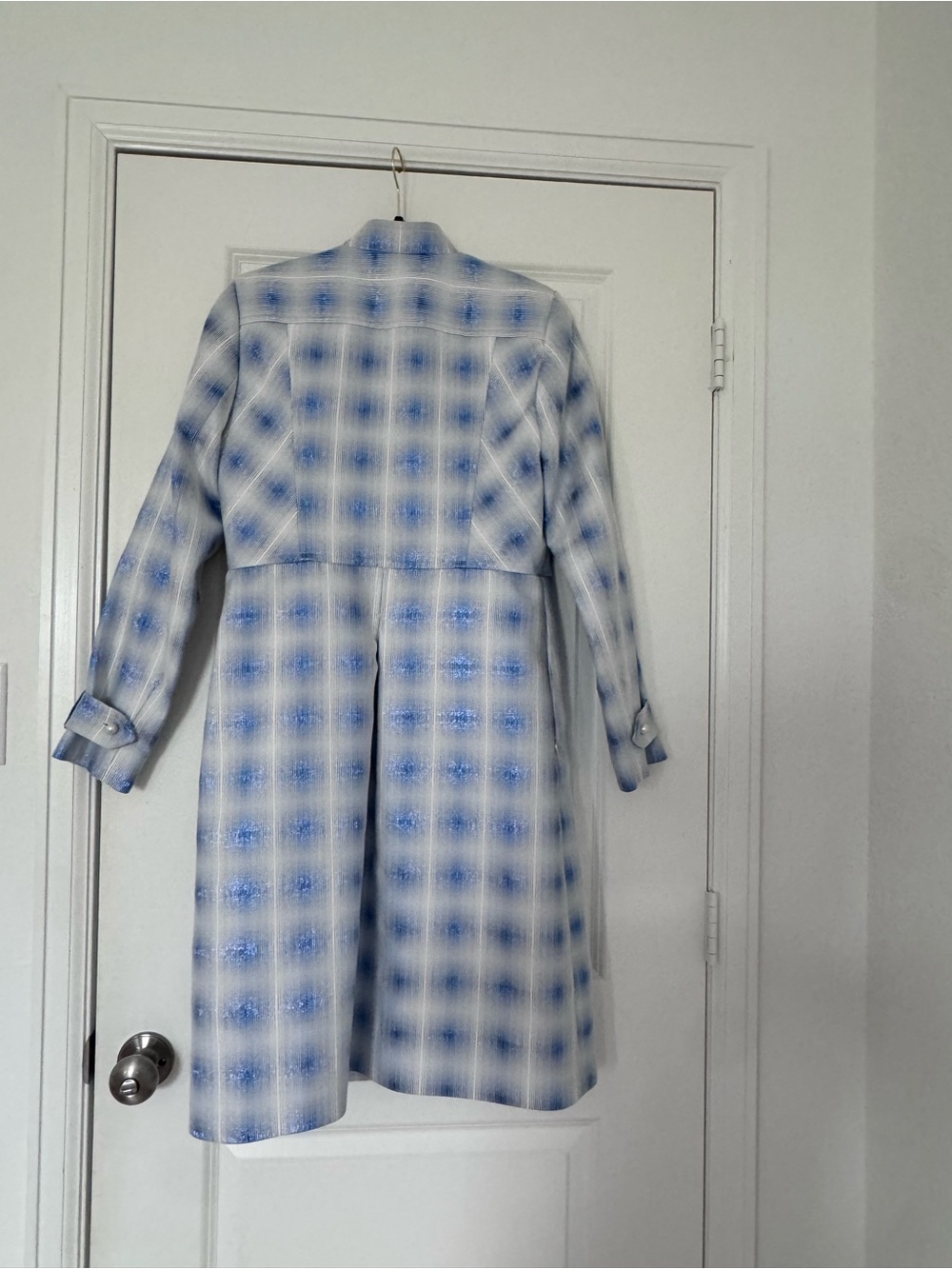 Brand new blue and white trench coat with pearl buttons. New with tags - Picture 6 of 8
